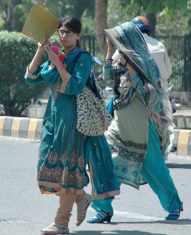 Lahore Girls Escape from Heat Picture