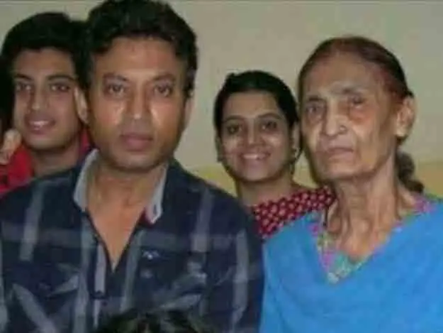 irfan-khan-mother-and-family-group-photo
