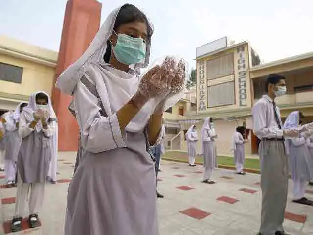 students-praying-in-Pakistan-after-corona-virus